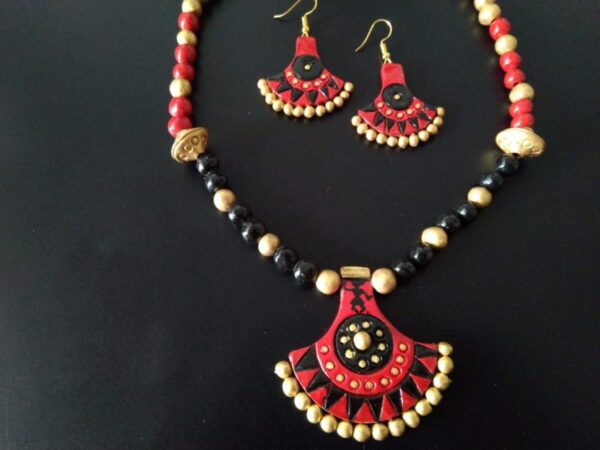 Reemerging Red And Black Necklace Set |